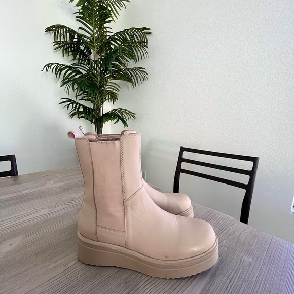 STEVE MADDEN-  Clarisa Chelsea Boot in color sand - Picture 10 of 11